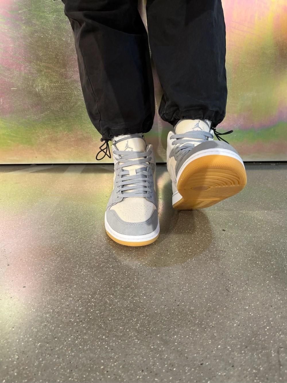 穿了AJ1米灰出门,路人都问我货号多少